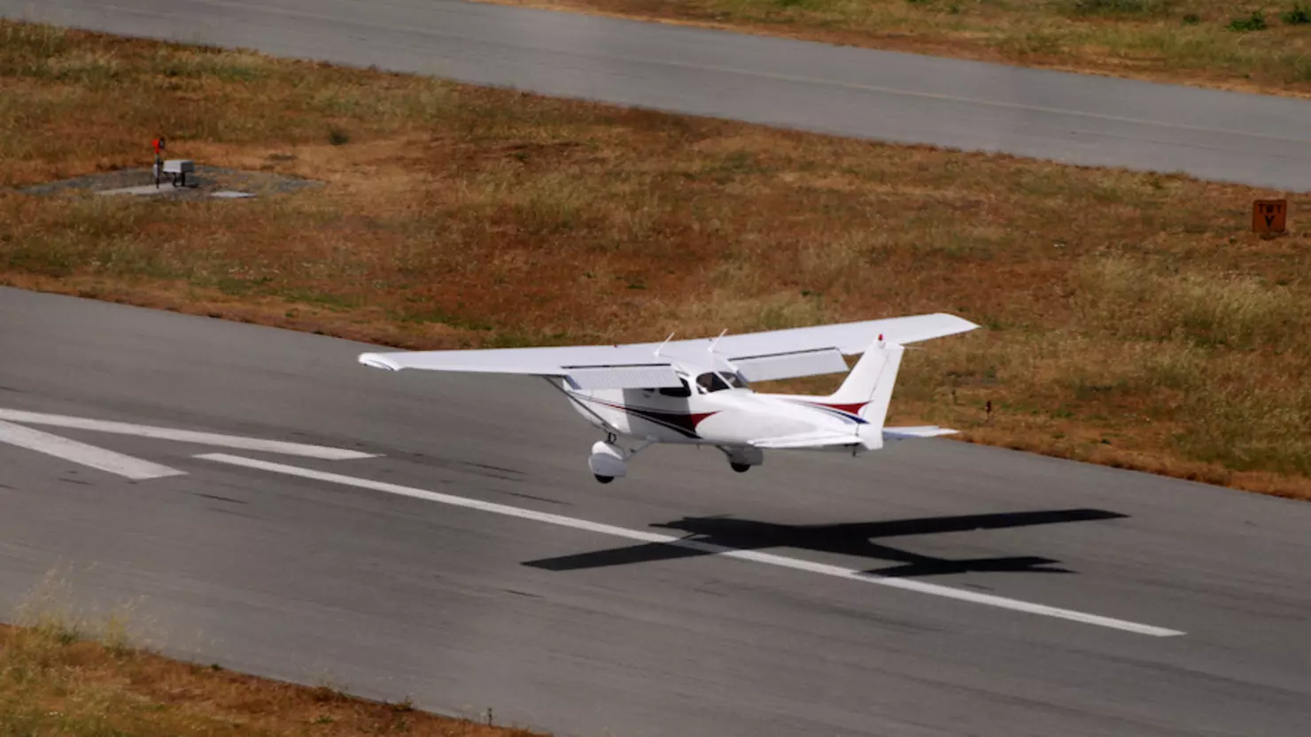 Crosswind landings: techniques and radio calls explained