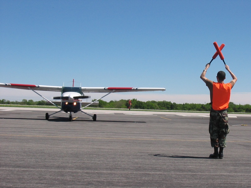 Towered vs non-towered airports: key communication differences