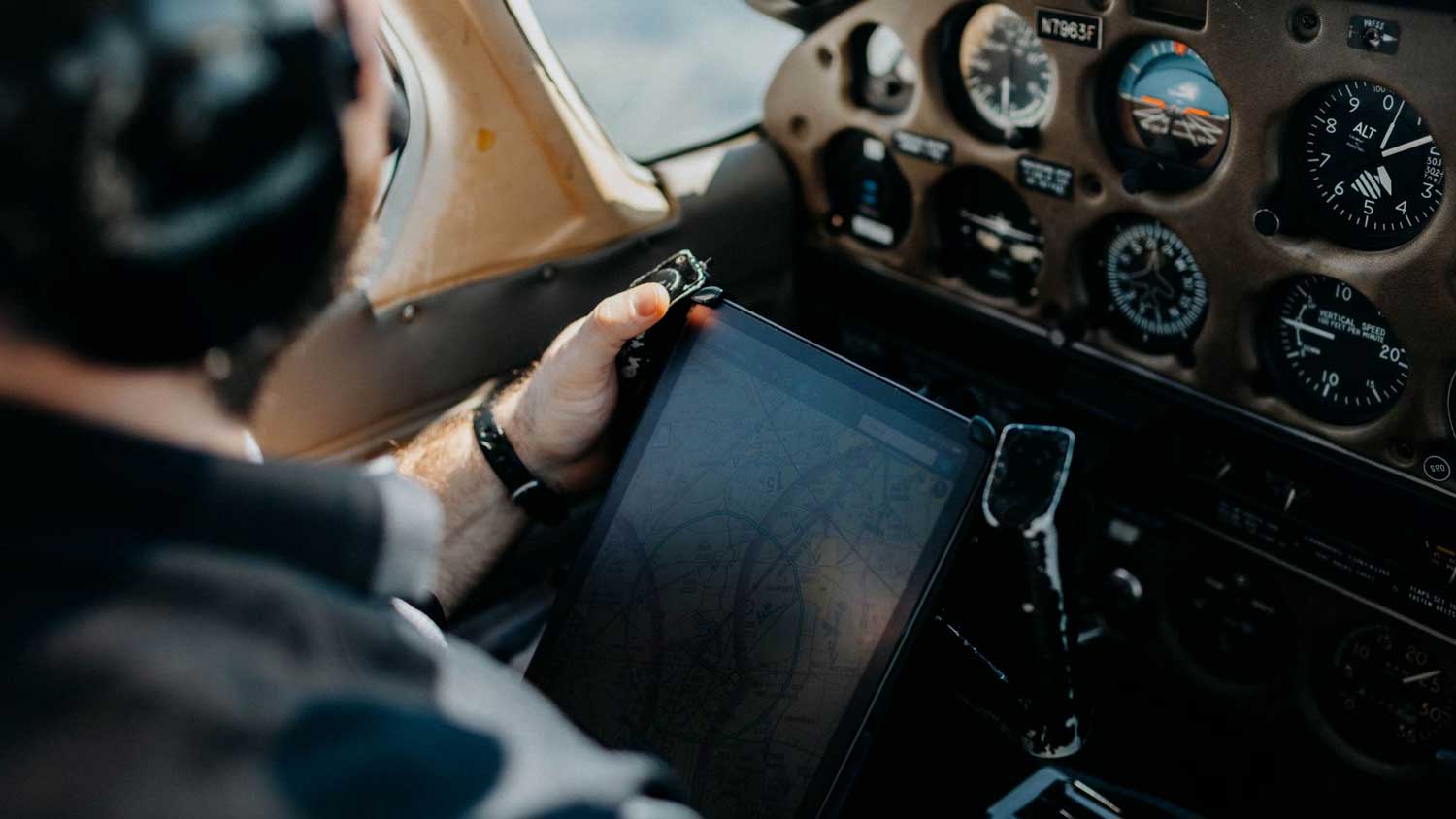 VFR flight following: complete guide for student pilots